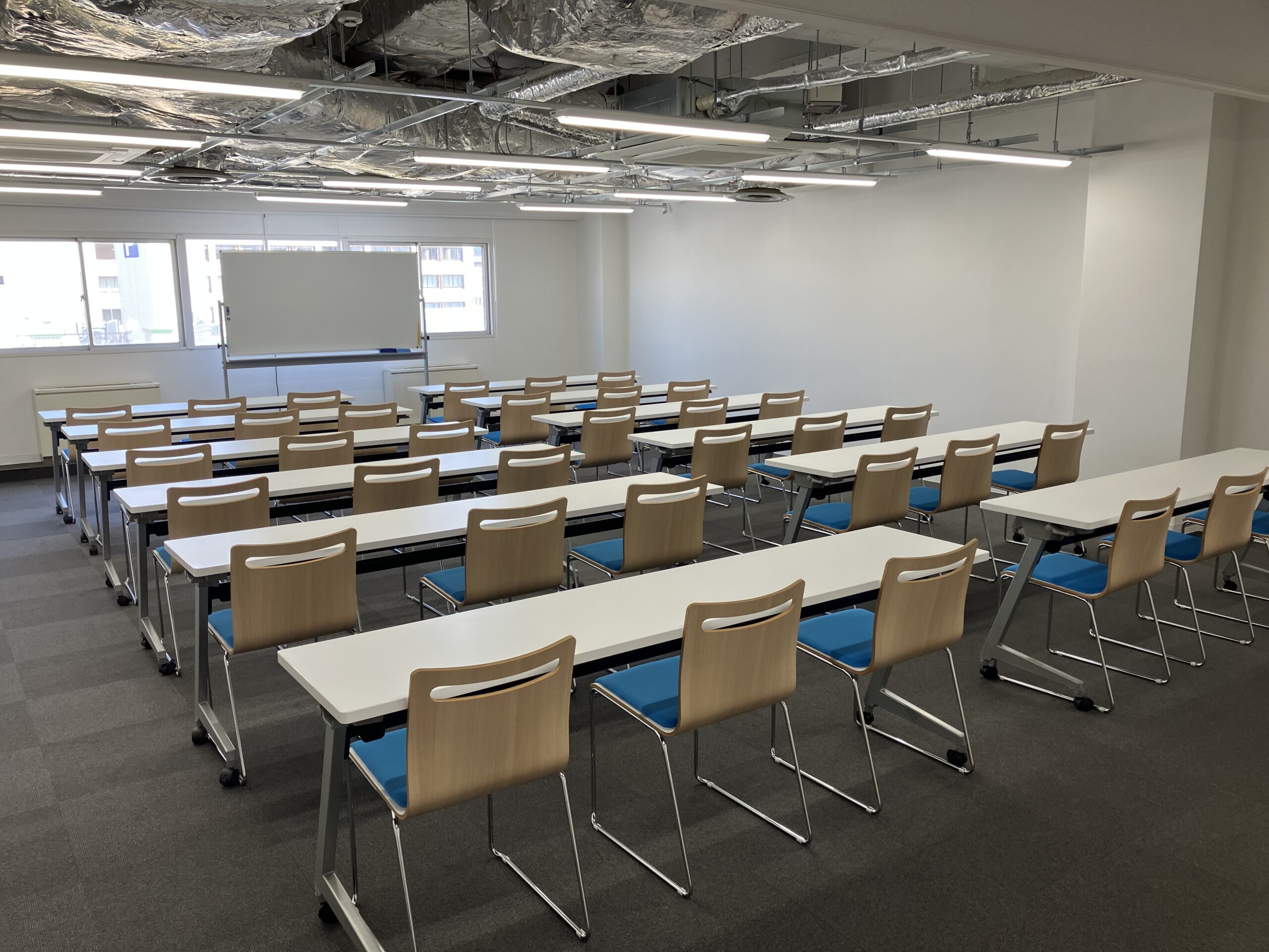 スクール形式で長机と椅子が並んでいる