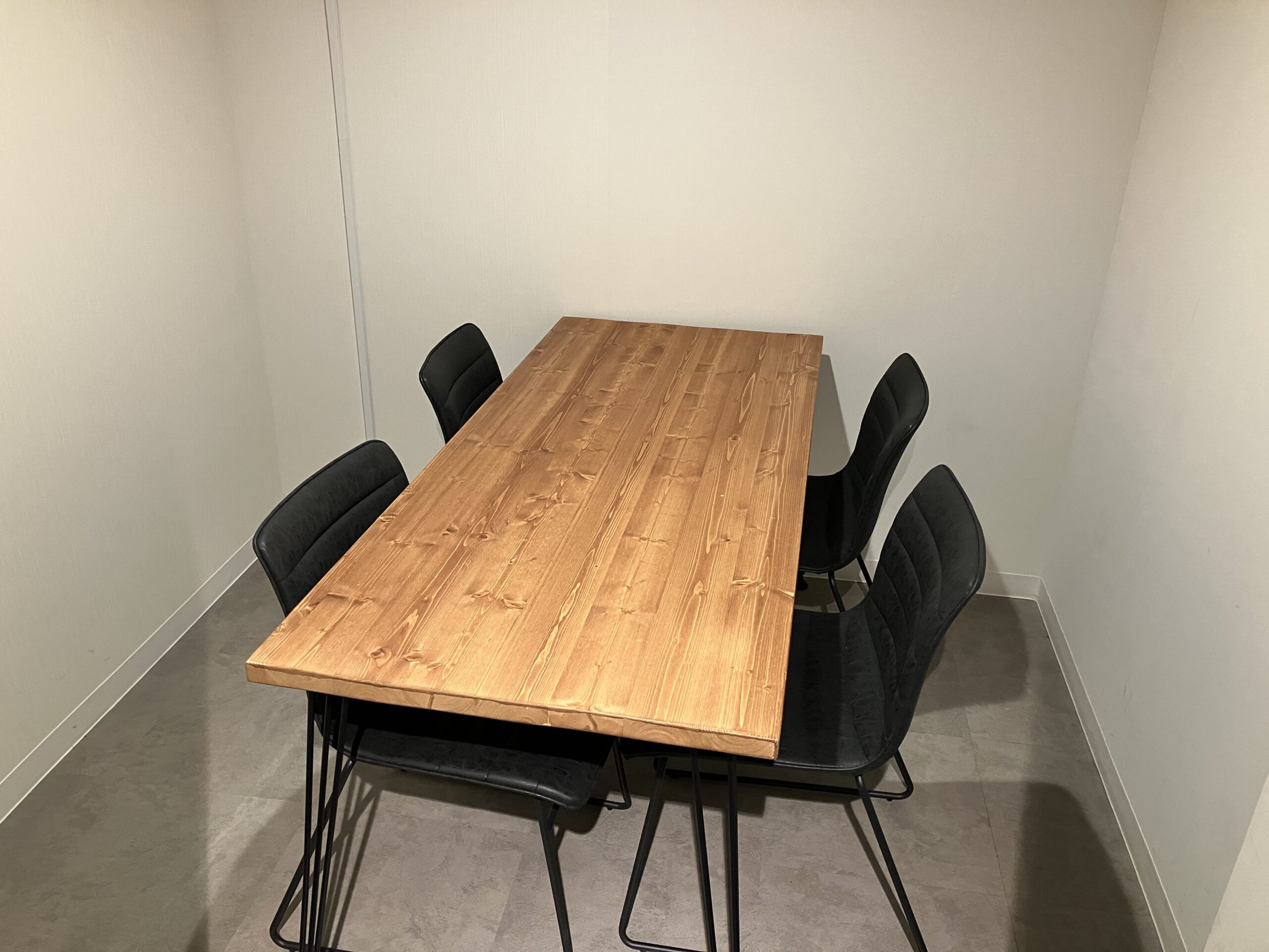 机が一つと、4つの椅子がある。